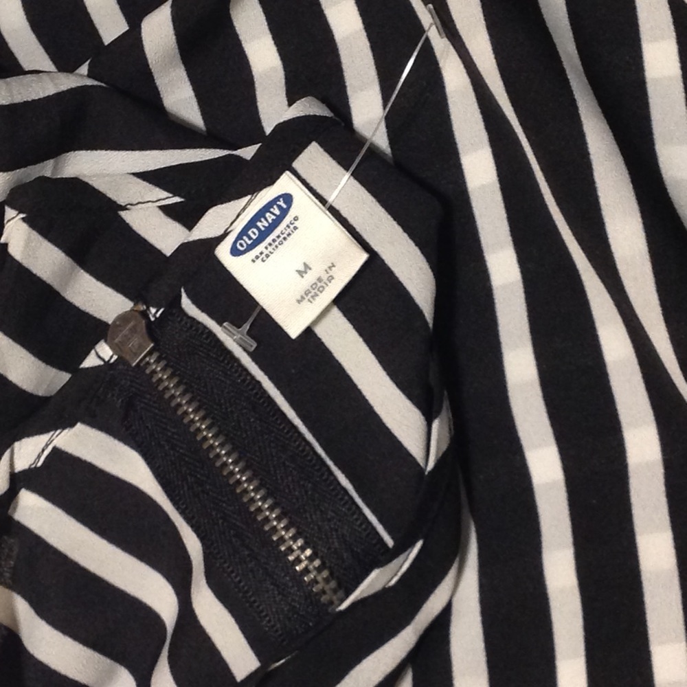 💥4 for $20💥 NWOT Black & White Striped Top/Med - Picture 5 of 8